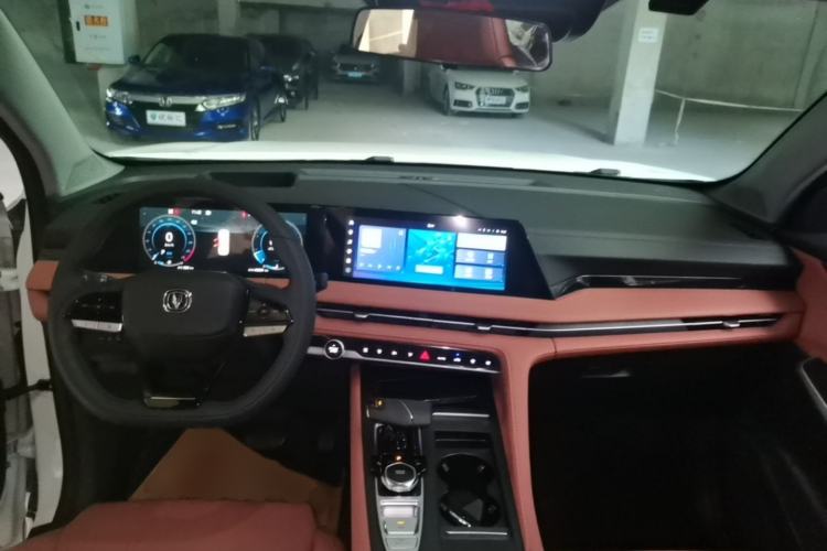 Used CHANGAN CS75 PLUS 2024 3rd Generation Champion Edition 2.0T Intelligent Drive Performance Model Center Console