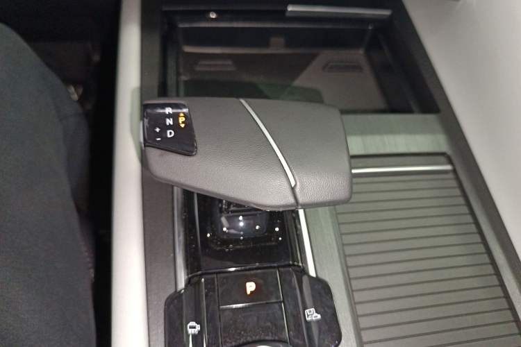 Used CHANGAN CS75 PLUS 2024 3rd Generation Champion Edition 1.5T Intelligent Drive Dynamic Model Gear Lever