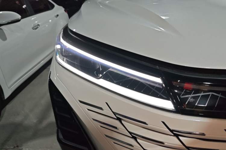Used CHANGAN CS75 PLUS 2024 3rd Generation Champion Edition 1.5T Intelligent Drive Dynamic Model Right Front Headlight