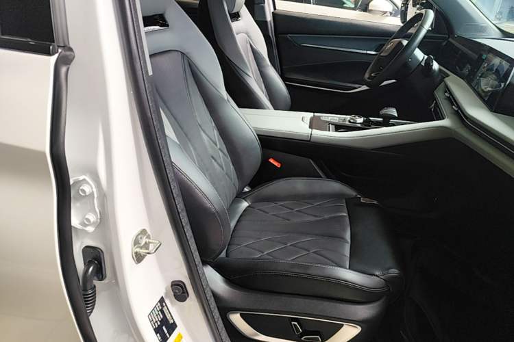 Used CHANGAN CS75 PLUS 2024 3rd Generation Champion Edition 1.5T Intelligent Drive Dynamic Model Right Front Seat