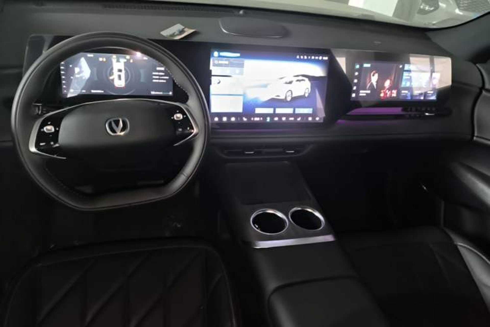 Used CHANGAN CS75 PLUS 2025 4th Generation UItra 2.0T New Blue Whale Smart Intelligent Powertrain Version Center Console