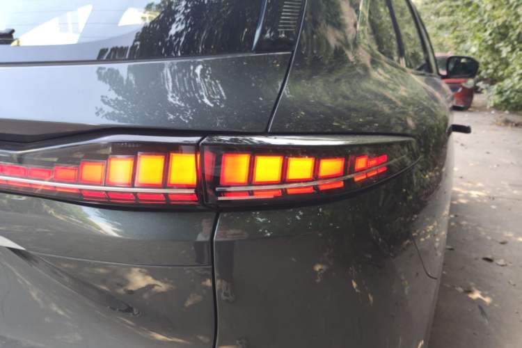 Used CHANGAN CS75 PLUS 2025 4th Generation UItra 2.0T New Blue Whale Smart Intelligent Powertrain Version Right Rear Taillight