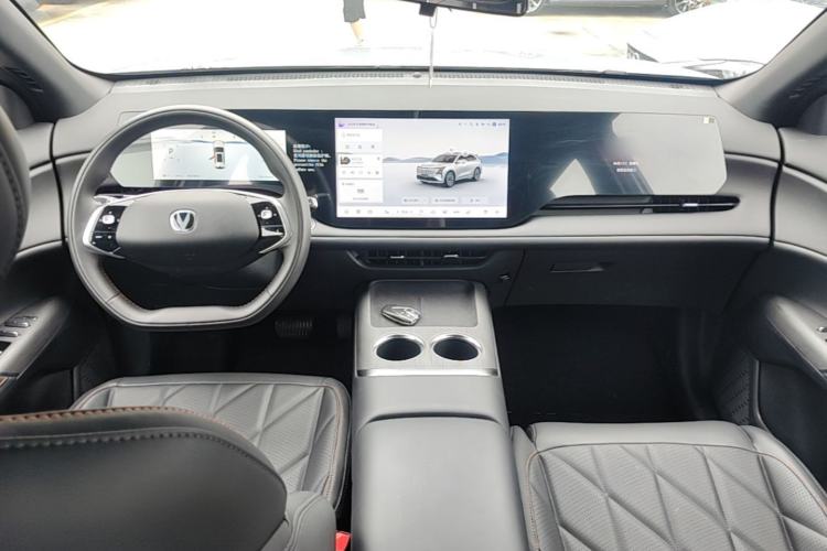 Used CHANGAN CS75 PLUS 2025 4th Generation UItra 2.0T New Blue Whale – Smart & Powerful Version Center Console
