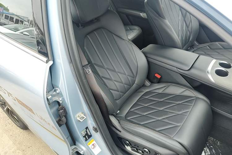 Used CHANGAN CS75 PLUS 2025 4th Generation UItra 2.0T New Blue Whale – Smart & Powerful Version Right Front Seat