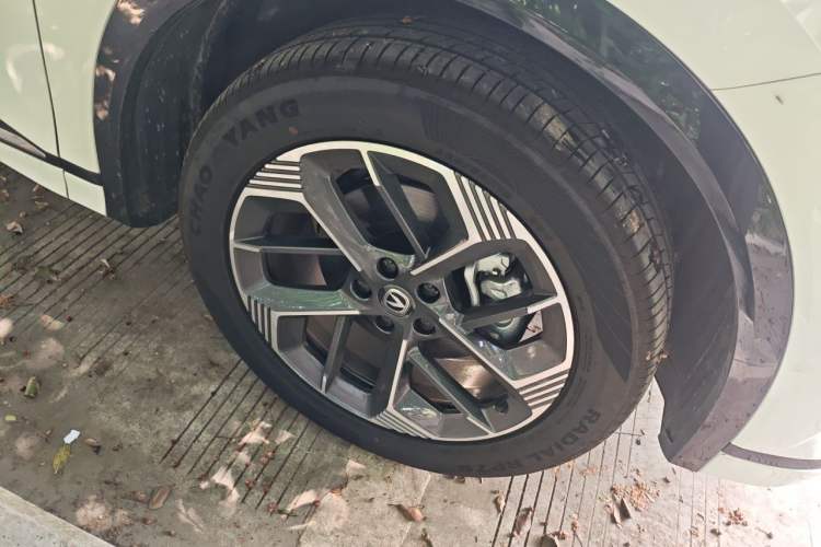 Used CHANGAN CS75 PLUS 2025 4th Generation 1.5T New Blue Whale Smart Luxury Edition Right Front Wheel Hub