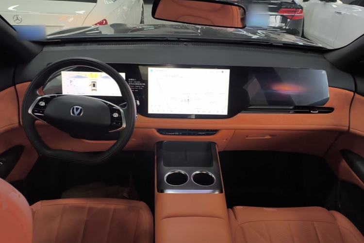 Used CHANGAN CS75 PLUS 2025 4th Generation UItra 2.0T New Blue Whale – Smart & Powerful Version Center Console