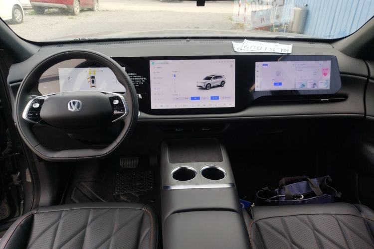 Used CHANGAN CS75 PLUS 2025 4th Generation UItra 2.0T New Blue Whale – Smart & Powerful Version Center Console