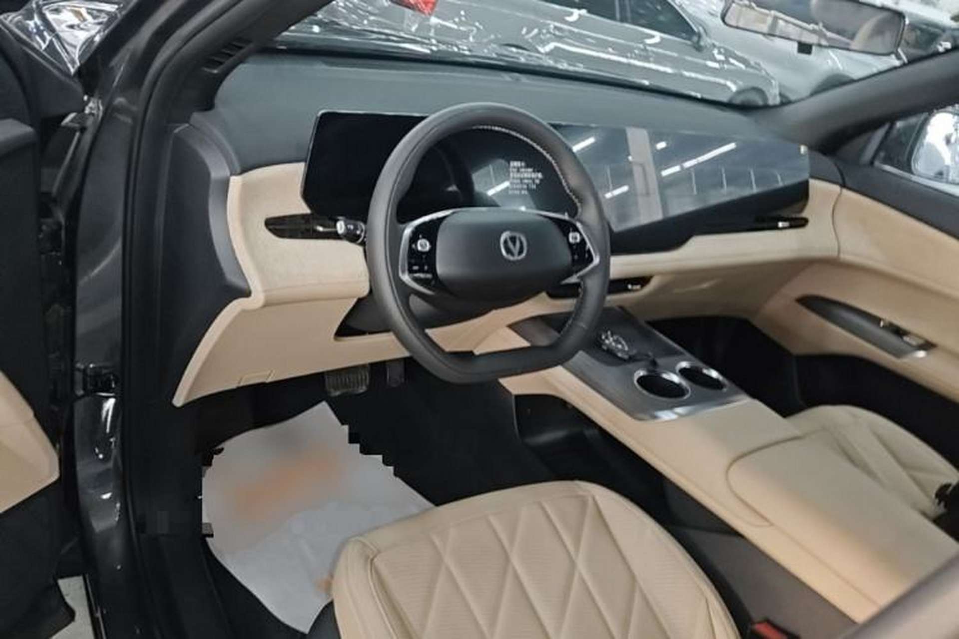 Used CHANGAN CS75 PLUS 2025 4th Generation UItra 2.0T New Blue Whale – Smart & Powerful Version Center Console