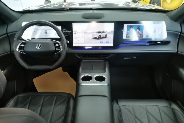 Used CHANGAN CS75 PLUS 2025 4th Generation UItra 2.0T New Blue Whale Smart Intelligent Powertrain Version Center Console
