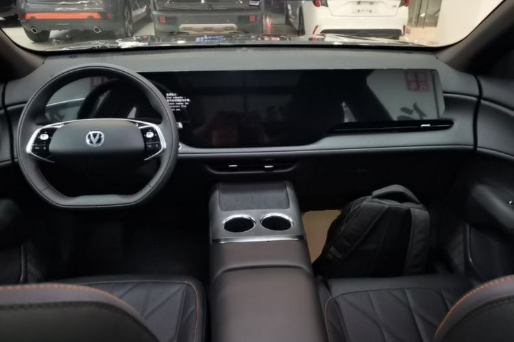 Used CHANGAN CS75 PLUS 2025 4th Generation UItra 2.0T New Blue Whale – Smart & Powerful Version Center Console