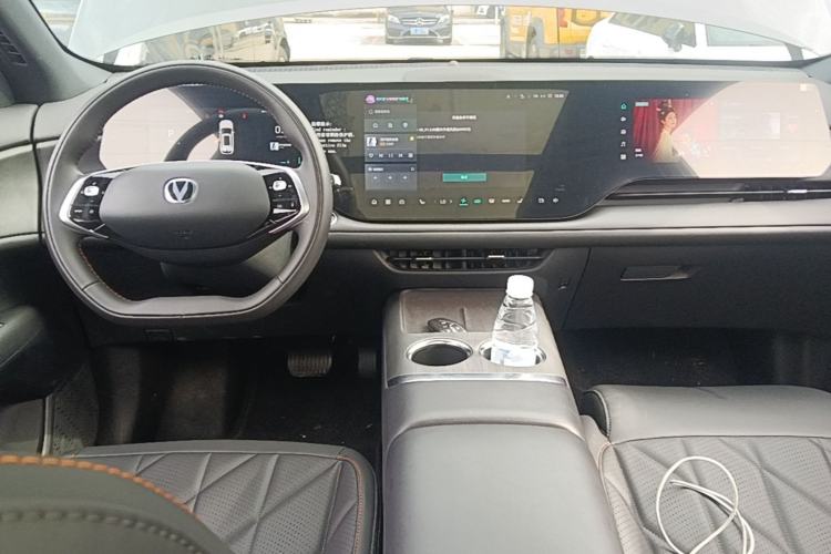 Used CHANGAN CS75 PLUS 2025 4th Generation UItra 2.0T New Blue Whale Smart Intelligent Powertrain Version Center Console