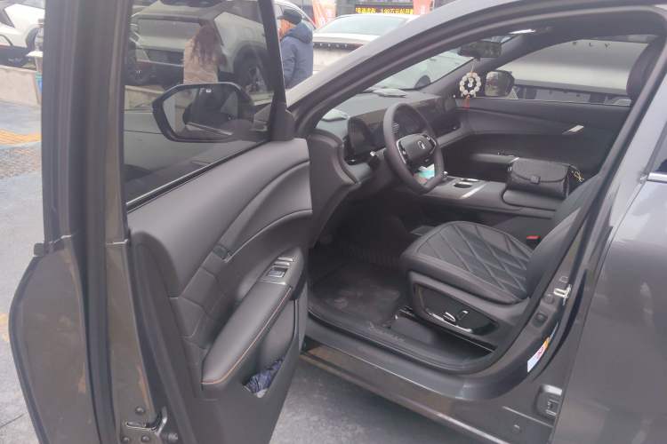 Used CHANGAN CS75 PLUS 2025 4th Generation 1.5T New Blue Whale Smart Luxury Edition Driver Seat