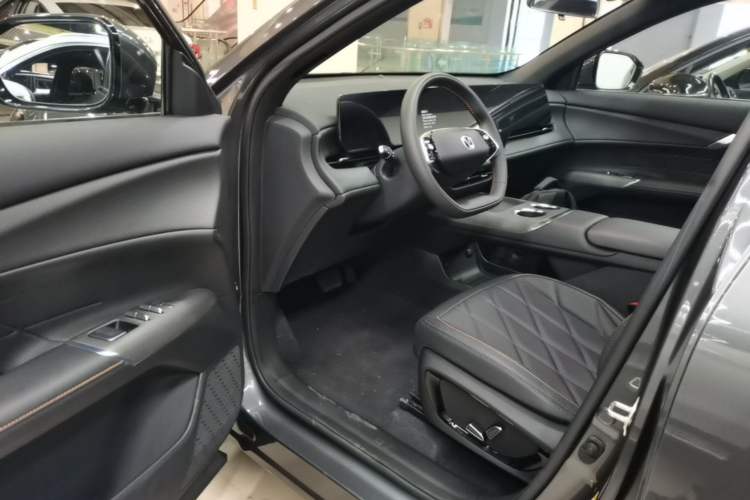 Used CHANGAN CS75 PLUS 2025 4th Generation UItra 2.0T New Blue Whale – Smart & Powerful Version Driver Seat