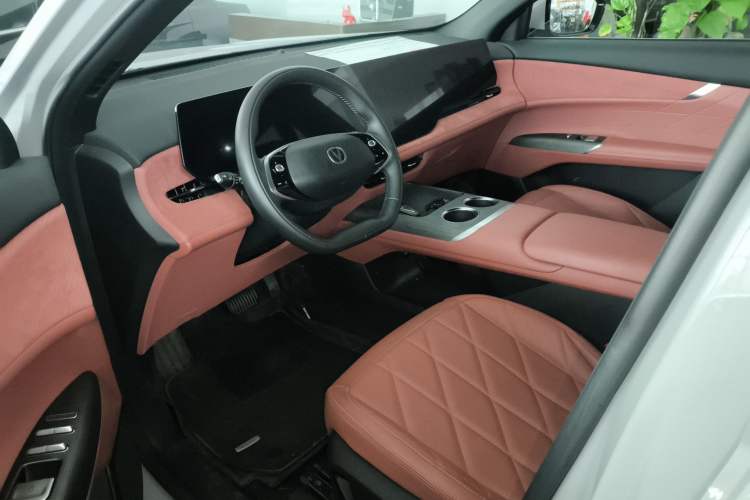 Used CHANGAN CS75 PLUS 2025 4th Generation UItra 2.0T New Blue Whale – Smart & Powerful Version Driver Seat