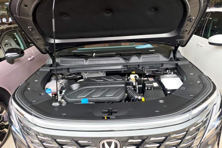 Used CHANGAN CS75 PLUS 2025 Model, 4th Generation 1.5T New Blue Whale Smart Excellence Version Engine Bay