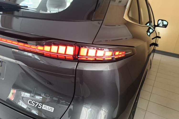 Used CHANGAN CS75 PLUS 2025 4th Generation 1.5T New Blue Whale Smart Luxury Edition Exterior 3