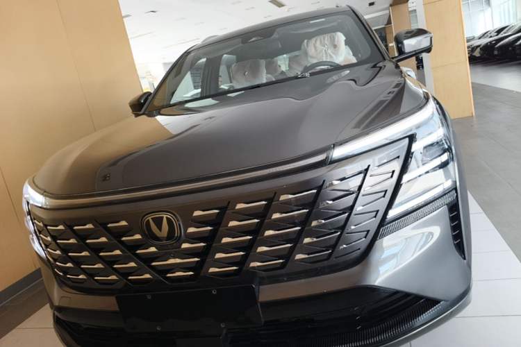 Used CHANGAN CS75 PLUS 2025 4th Generation 1.5T New Blue Whale Smart Luxury Edition Front