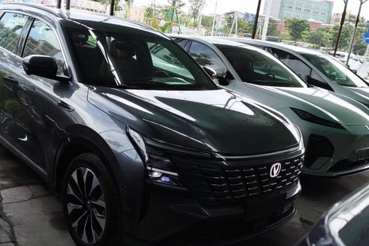 Used CHANGAN CS75 PLUS 2025 4th Generation UItra 2.0T New Blue Whale Smart Intelligent Powertrain Version Front