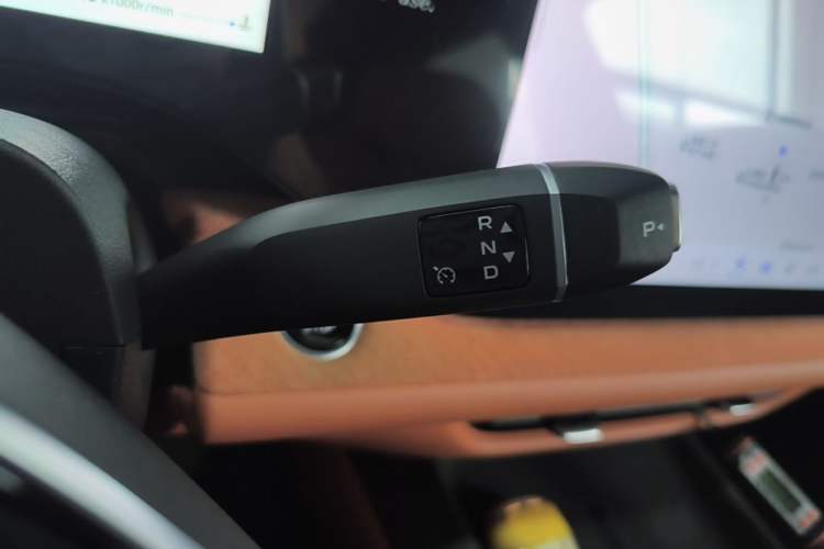 Used CHANGAN CS75 PLUS 2025 4th Generation UItra 2.0T New Blue Whale – Smart & Powerful Version Gear Lever