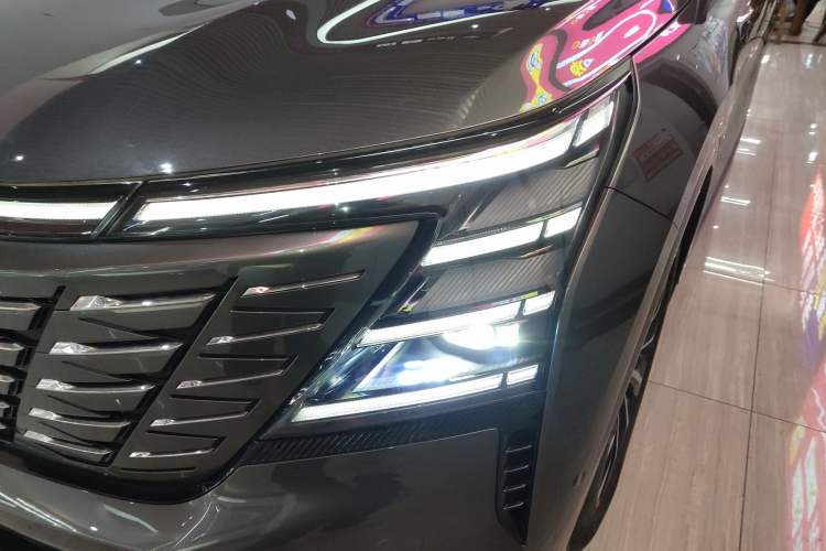 Used CHANGAN CS75 PLUS 2025 4th Generation UItra 2.0T New Blue Whale Smart Intelligent Powertrain Version Left Front Headlight