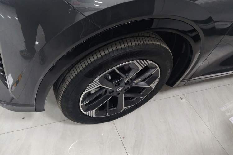 Used CHANGAN CS75 PLUS 2025 4th Generation 1.5T New Blue Whale Smart Luxury Edition Left Front Wheel Hub
