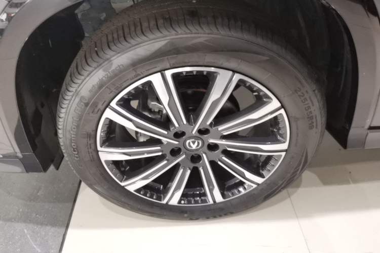 Used CHANGAN CS75 PLUS 2025 Model, 3rd Generation Champion Edition 1.5T Jinghang Version Left Front Wheel Hub