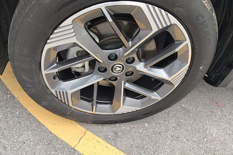 Used CHANGAN CS75 PLUS 2025 4th Generation 1.5T New Blue Whale Smart Luxury Edition Left Front Wheel Hub