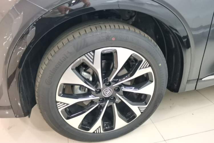 Used CHANGAN CS75 PLUS 2025 4th Generation UItra 2.0T New Blue Whale – Smart & Powerful Version Left Front Wheel Hub