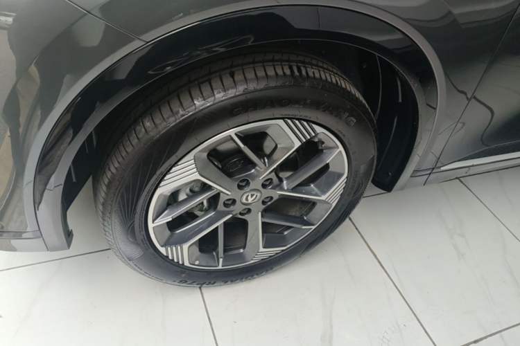 Used CHANGAN CS75 PLUS 2025 4th Generation 1.5T New Blue Whale Smart Luxury Edition Left Front Wheel Hub
