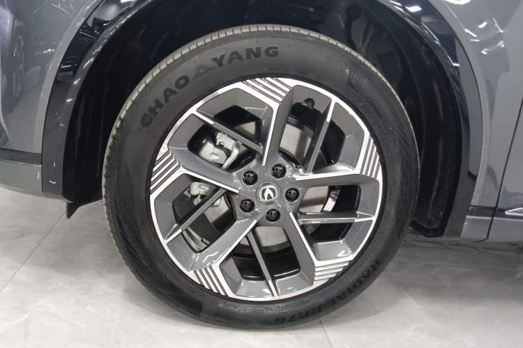 Used CHANGAN CS75 PLUS 2025 4th Generation 1.5T New Blue Whale Smart Luxury Edition Left Front Wheel Hub