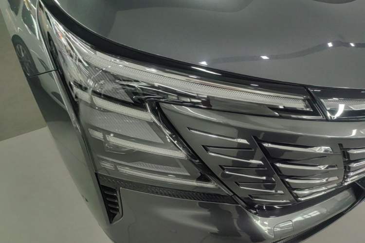 Used CHANGAN CS75 PLUS 2025 4th Generation UItra 2.0T New Blue Whale Smart Intelligent Powertrain Version Right Front Headlight