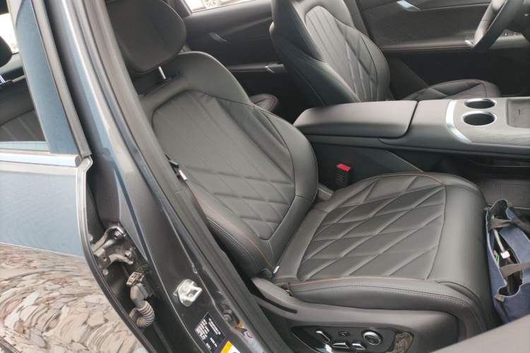 Used CHANGAN CS75 PLUS 2025 4th Generation UItra 2.0T New Blue Whale – Smart & Powerful Version Right Front Seat