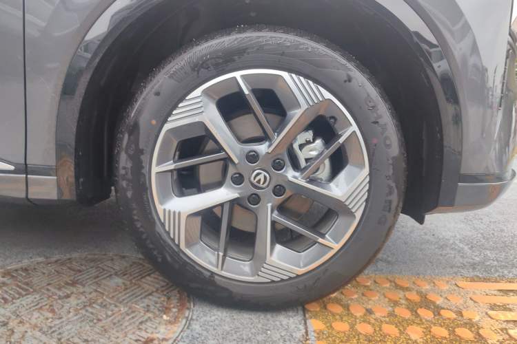 Used CHANGAN CS75 PLUS 2025 4th Generation 1.5T New Blue Whale Smart Luxury Edition Right Front Wheel Hub