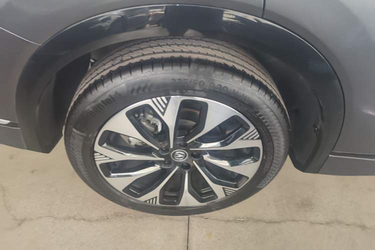 Used CHANGAN CS75 PLUS 2025 4th Generation UItra 2.0T New Blue Whale – Smart & Powerful Version Right Rear Wheel Hub