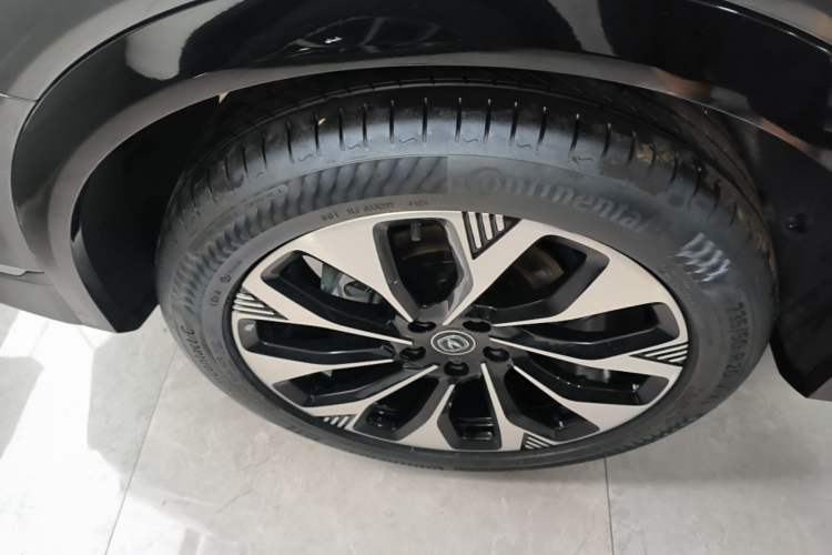Used CHANGAN CS75 PLUS 2025 4th Generation UItra 2.0T New Blue Whale – Smart & Powerful Version Right Rear Wheel Hub
