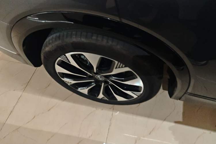 Used CHANGAN CS75 PLUS 2025 4th Generation UItra 2.0T New Blue Whale – Smart & Powerful Version Right Rear Wheel Hub