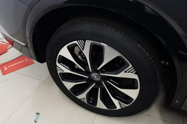 Used CHANGAN CS75 PLUS 2025 4th Generation UItra 2.0T New Blue Whale – Smart & Powerful Version Right Rear Wheel Hub
