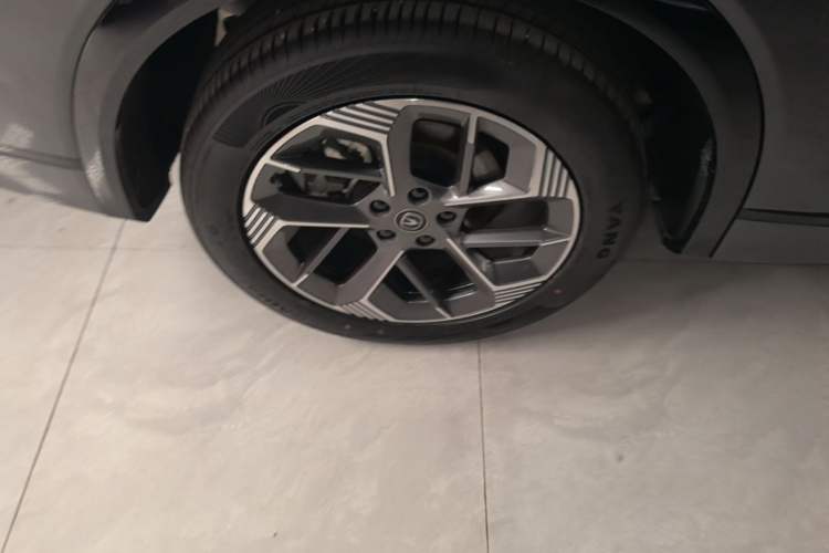 Used CHANGAN CS75 PLUS 2025 4th Generation 1.5T New Blue Whale Smart Luxury Edition Right Rear Wheel Hub