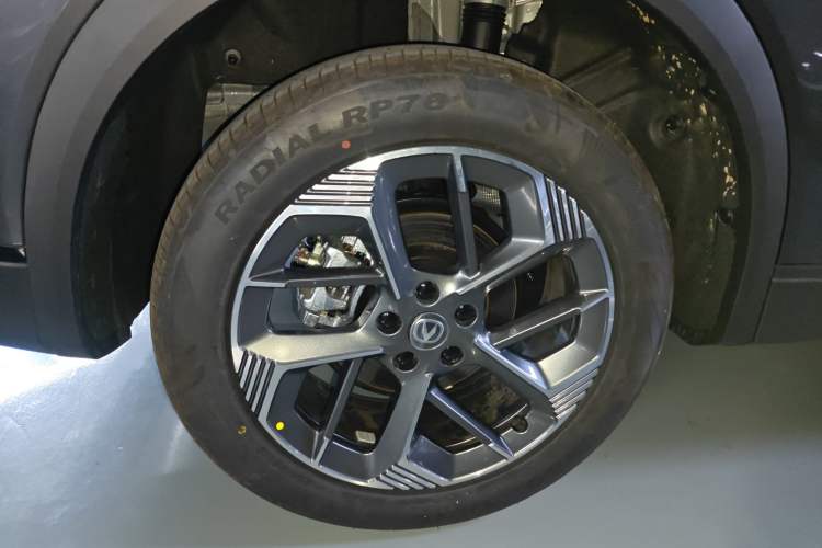 Used CHANGAN CS75 PLUS 2025 Model, 4th Generation 1.5T New Blue Whale Smart Excellence Version Right Rear Wheel Hub