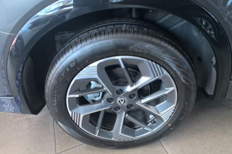 Used CHANGAN CS75 PLUS 2025 4th Generation 1.5T New Blue Whale Smart Flagship Version Right Rear Wheel Hub