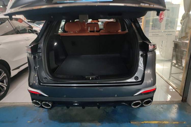 Used CHANGAN CS75 PLUS 2025 4th Generation UItra 2.0T New Blue Whale – Smart & Powerful Version Trunk