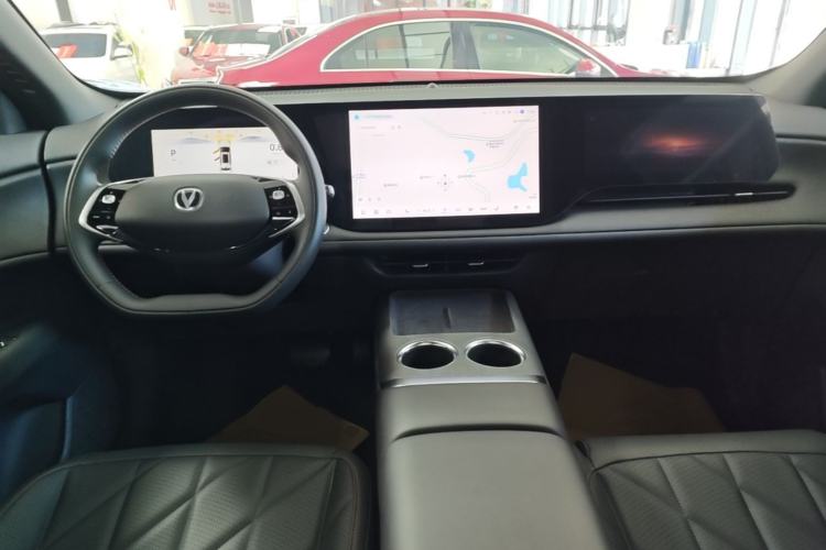 Used CHANGAN CS75 PLUS 2025 4th Generation UItra 2.0T New Blue Whale – Smart & Powerful Version Center Console