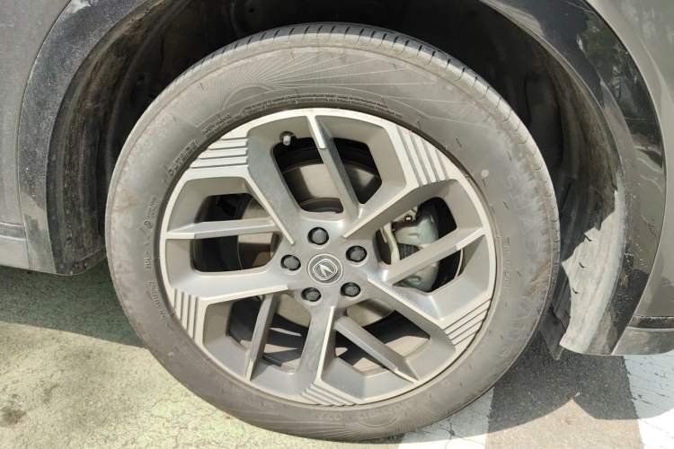 Used CHANGAN CS75 PLUS 2025 4th Generation 1.5T New Blue Whale Smart Luxury Edition Right Front Wheel Hub