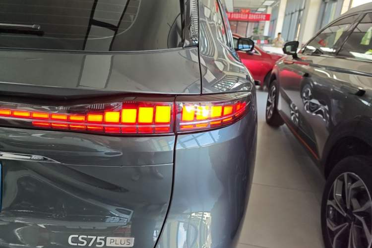 Used CHANGAN CS75 PLUS 2025 4th Generation UItra 2.0T New Blue Whale – Smart & Powerful Version Right Rear Taillight