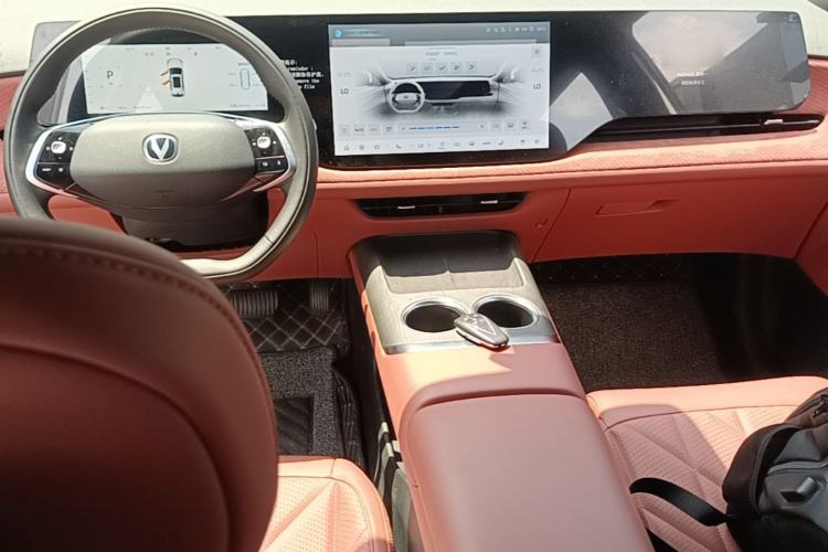 Used CHANGAN CS75 PLUS 2025 4th Generation UItra 2.0T New Blue Whale – Smart & Powerful Version Center Console