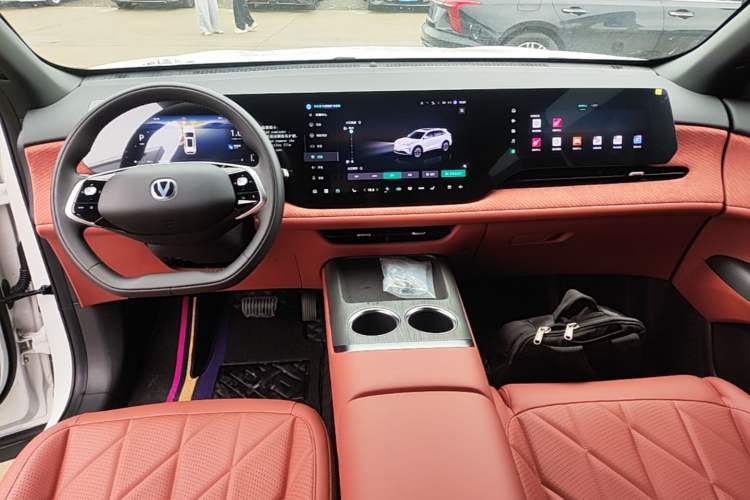 Used CHANGAN CS75 PLUS 2025 4th Generation UItra 2.0T New Blue Whale Engine – Wind Style Center Console