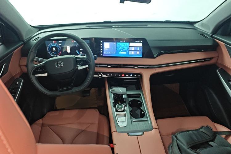 Used CHANGAN CS75 PLUS 2025 Model, 3rd Generation Champion Edition 1.5T Jingling Version Center Console