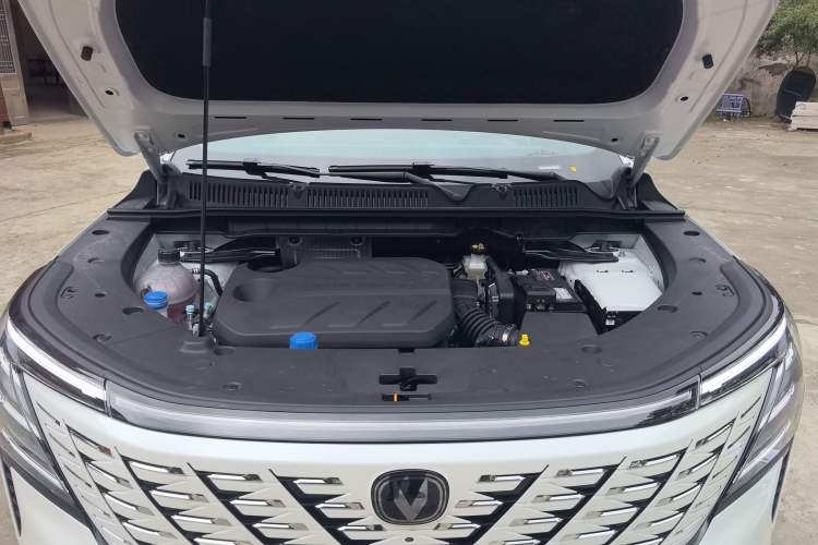 Used CHANGAN CS75 PLUS 2025 4th Generation 1.5T New Blue Whale Smart Luxury Edition Engine Bay