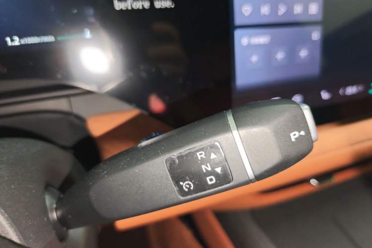 Used CHANGAN CS75 PLUS 2025 4th Generation UItra 2.0T New Blue Whale Engine – Cloud Edition Gear Lever