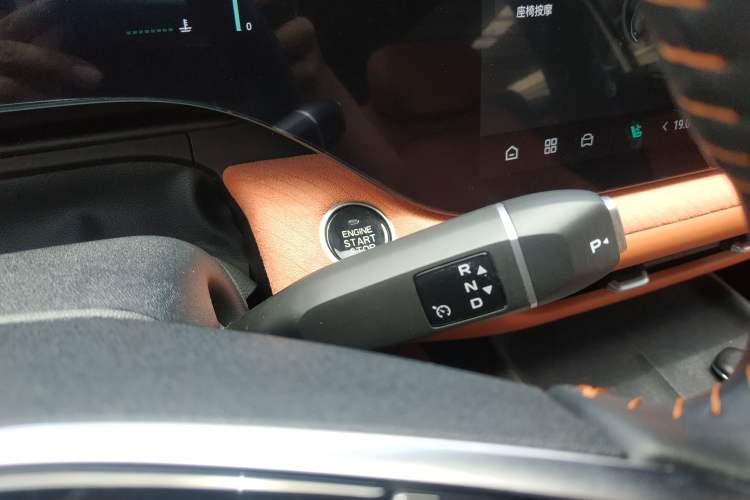 Used CHANGAN CS75 PLUS 2025 4th Generation 1.5T New Blue Whale Smart Luxury Edition Gear Lever